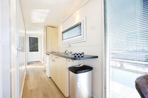 Wasserkocher mit Kaffee-/Teezubehör, Kühlschrank
