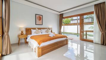 Quarto moderno com cama de madeira, mesa de cabeceira, quadro emoldurado e vista para uma piscina.