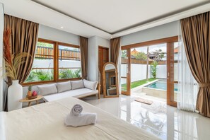 Egyptian cotton sheets, premium bedding, in-room safe - Sofia Villas (Kerobokan)