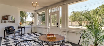 Heart of Historic Dtwn Eustis! MCM-Inspired Home