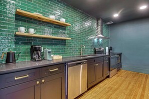Frigorífico, microondas, placa de cocina y lavavajillas