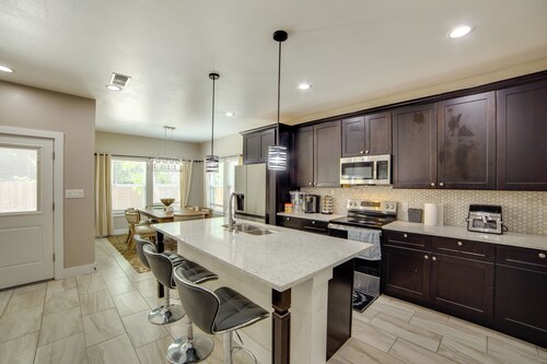 2 Mi to Dtwn! Bright Arlington Home w/ Fenced Yard