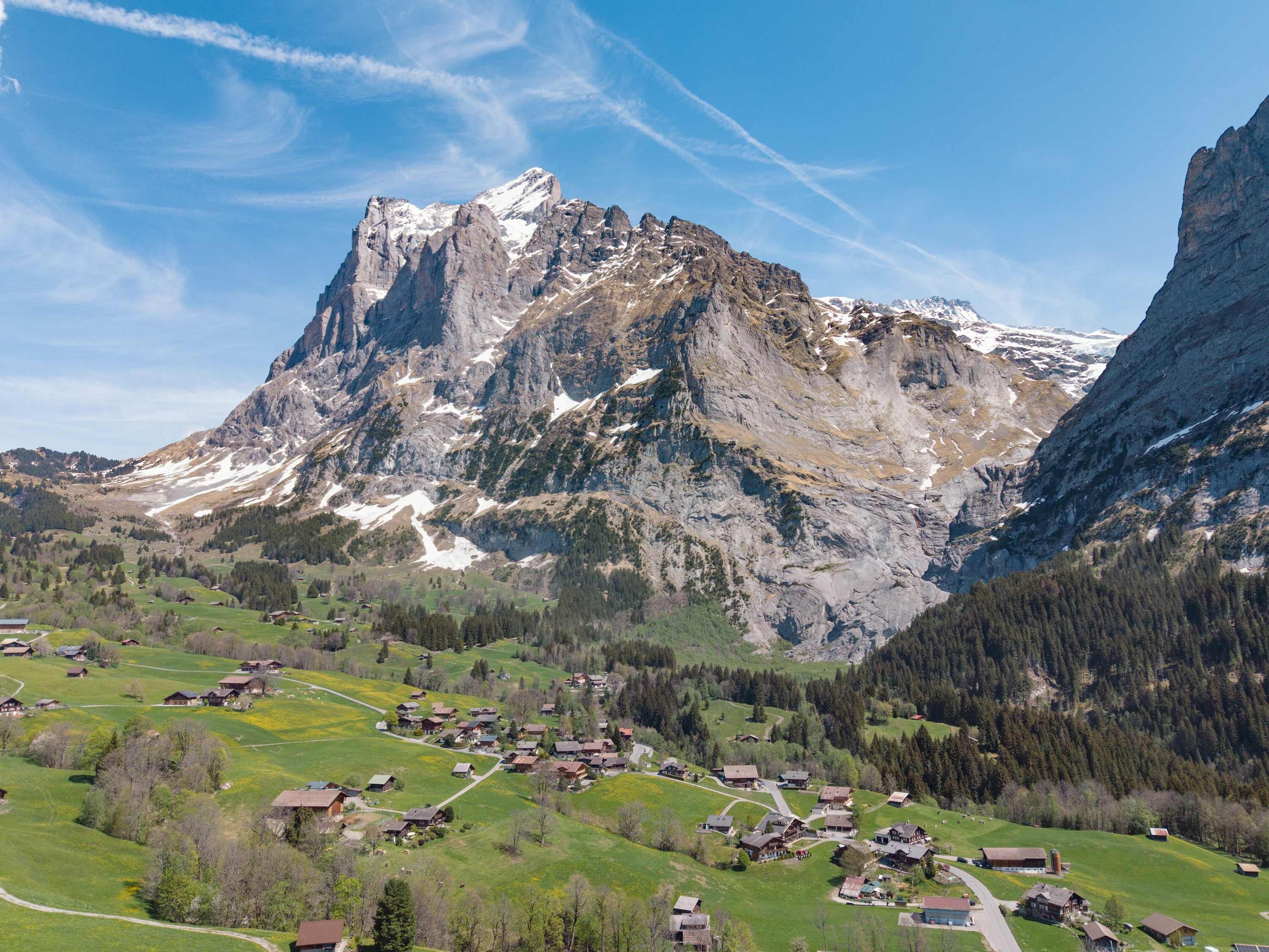 Un paysage montagneux avec un village situé dans la vallée.