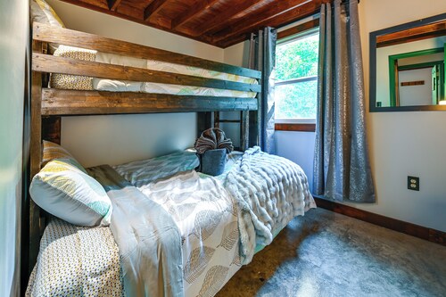 Appalachian Cabin Haven! Gateway to Lake Linville!