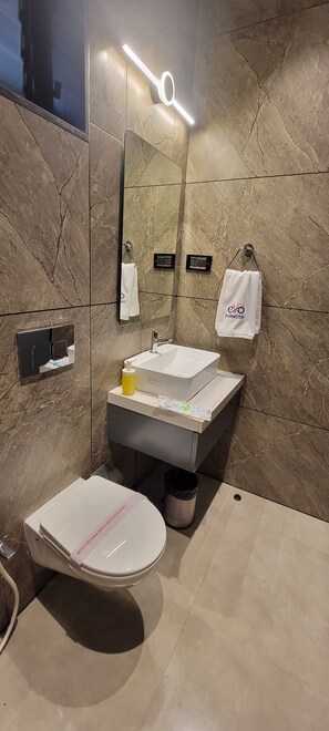 Suite Luxury, vista piscina | Bagno | Combinazione doccia/vasca, asciugamani, sapone, shampoo