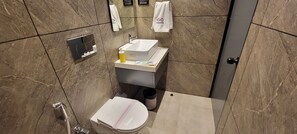 Luxury Suite, Pool View | Bilik Mandi | Gabungan pancuran/tab mandi, tuala disediakan, sabun, syampu 