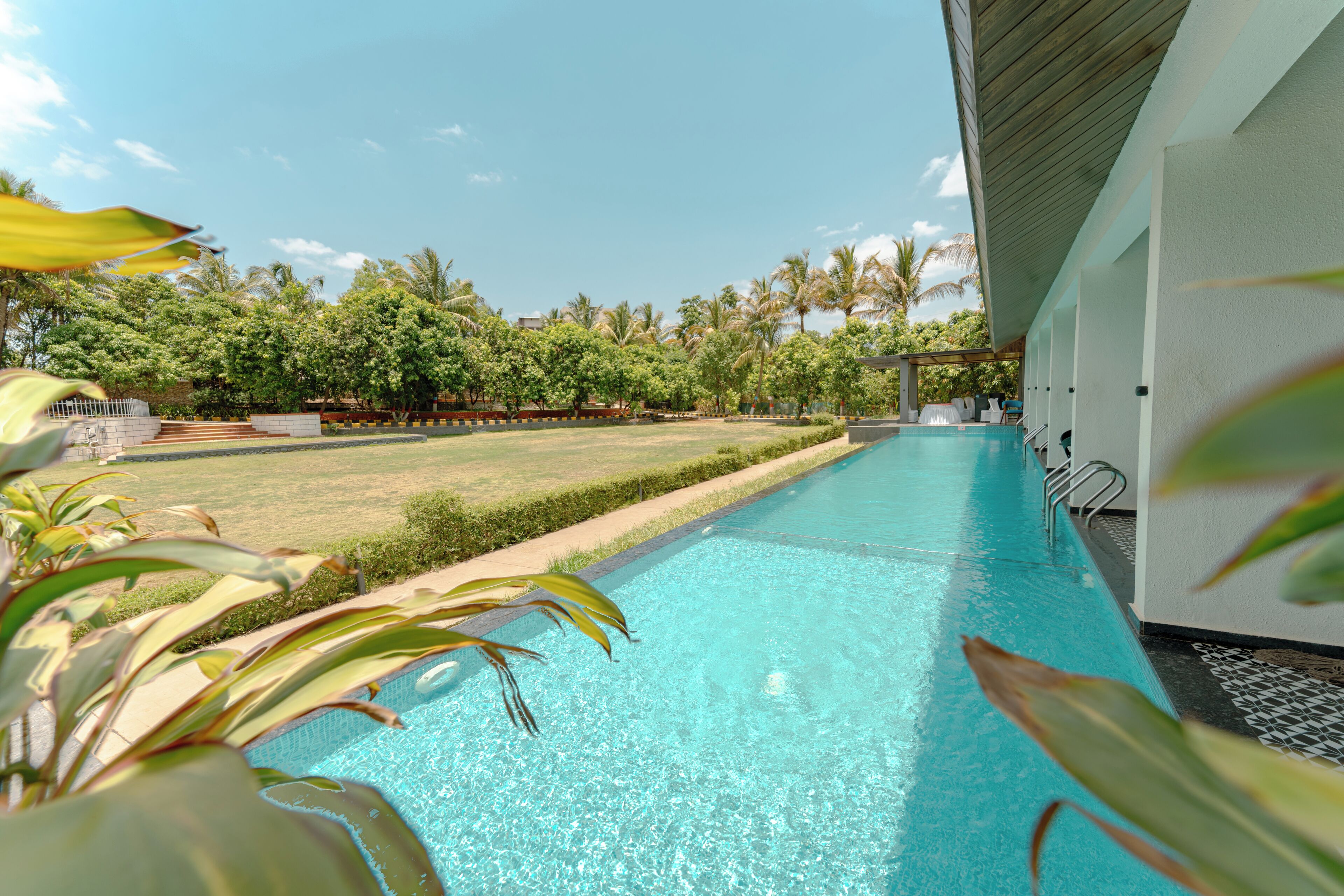 Una piscina al aire libre