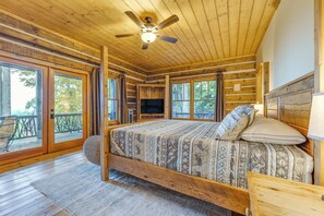 4 bedrooms, desk, iron/ironing board, Internet - Franklin Cabin w/ Hot Tub, Theater & Fire Pit! (Franklin)