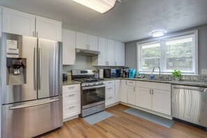 Coffee/tea maker, cookware/dishes/utensils