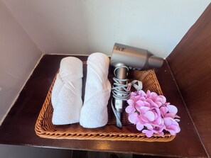 Kamar Triple, pemandangan kota | Fasilitas kamar mandi | Shower, pengering rambut, handuk, dan sabun