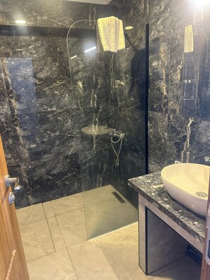 Quarto casal standard, vista para o mar | Banheiro | Chuveiro, secador de cabelo, toalhas de banho, sabonete