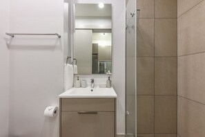 Shower, hair dryer, bidet, towels - The Urban Balcony (Johannesburg)