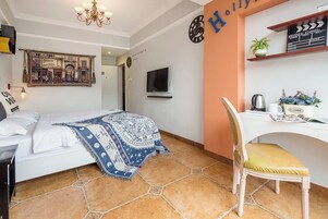 Espacio para trabajar con laptop y tabla de planchar con plancha 