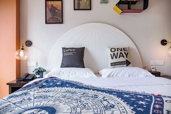 Habitación doble clásica, vista parcial al océano | Espacio para trabajar con laptop y tabla de planchar con plancha
