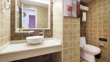 Classic Double Room, Partial Ocean View | Bathroom | Separate tub and shower, hair dryer, towels, shampoo