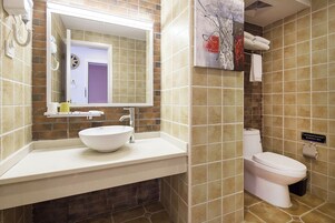 Bañera y ducha independientes, secador de pelo, toallas, shampoo