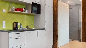 Kühlschrank, Mikrowelle, Herdplatte, Geschirrspüler
