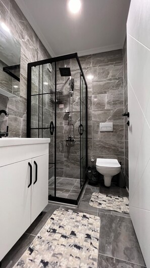 Habitación Confort, balcón, vistas al mar | Baño | Artículos de higiene personal gratuitos, secador de pelo y toallas