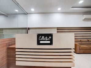 Un mostrador de recepción con un letrero que dice 'Collection Company-Serviced'.