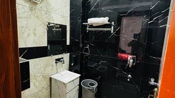 Family Double Room, City View | Bathroom | Towels, soap, shampoo, toilet paper