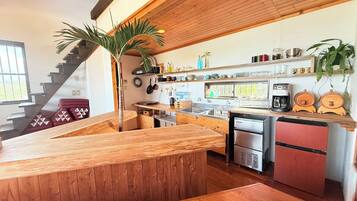 Fridge, cookware/dishes/utensils