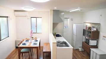 Refrigerador, microondas y utensilios de cocina