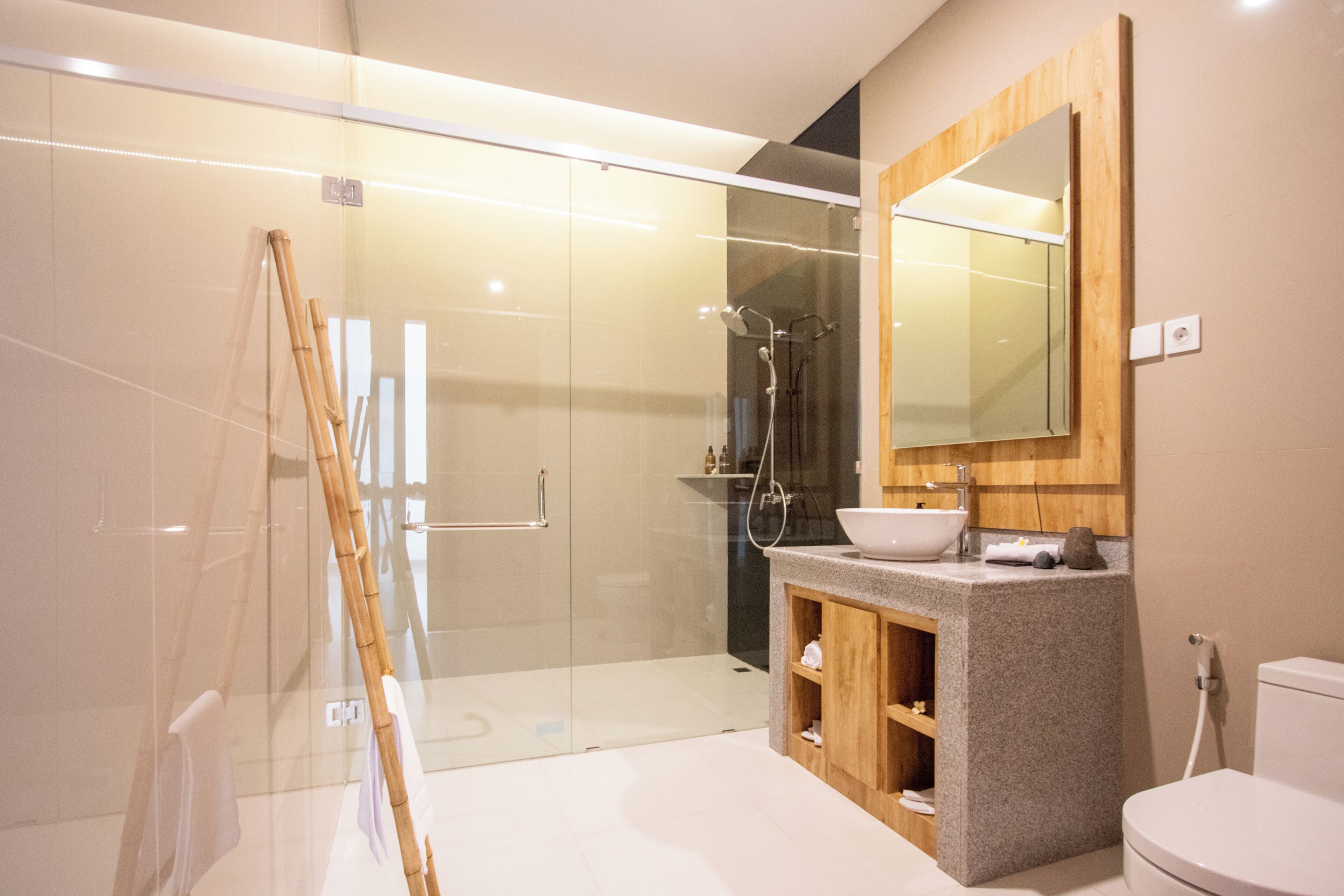 Klassieke villa, uitzicht op zwembad | Badkamer | Badjassen, pantoffels, een bidet, handdoeken