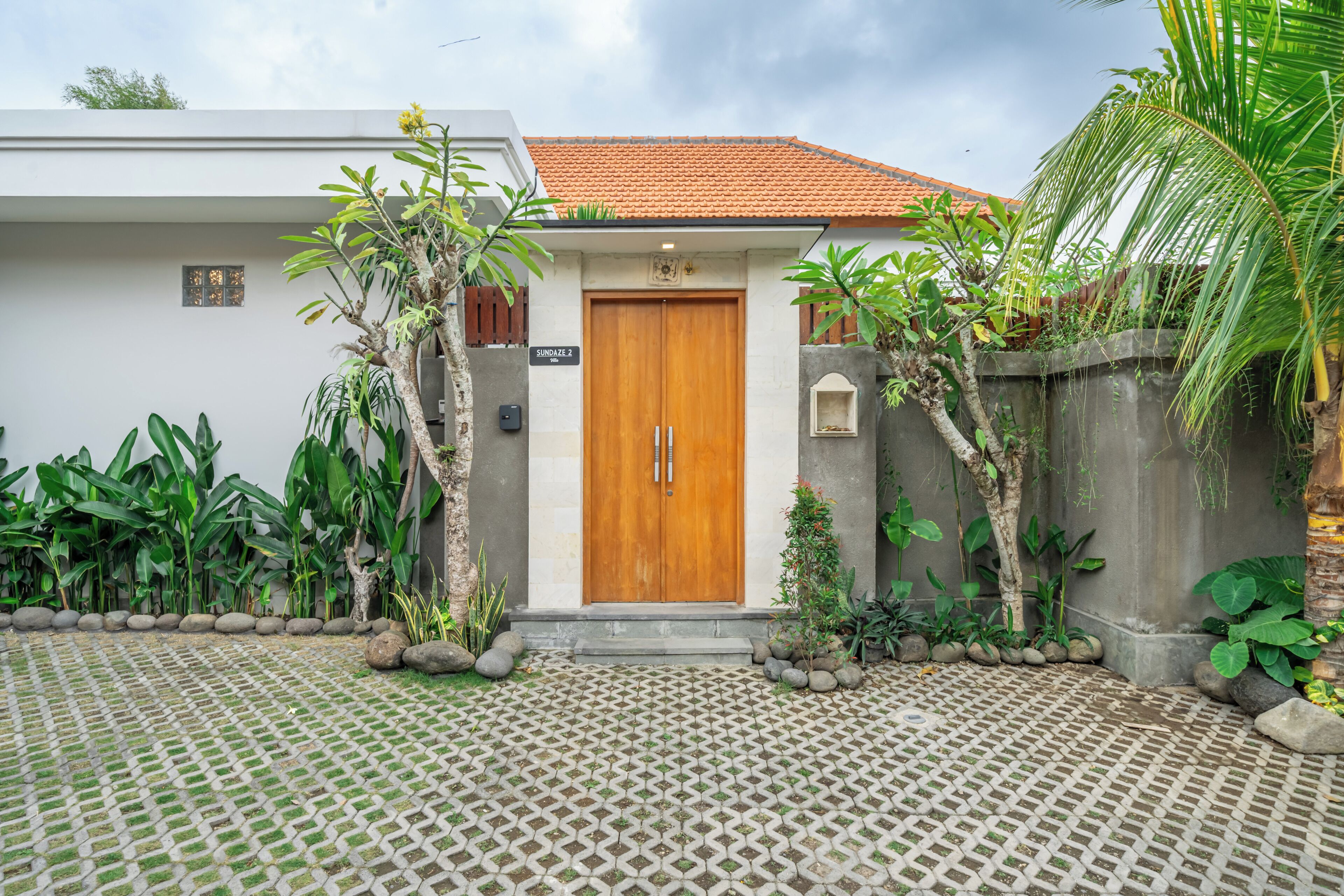 Vila superior, vista para a piscina | Detalhe da fachada