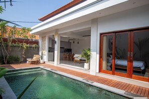 คลาสสิกวิลล่า, วิวสระว่ายน้ำ | รับประทานอาหารกลางแจ้ง