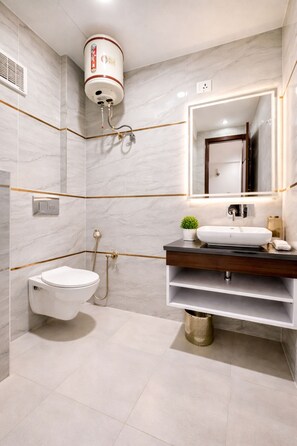 Shower, free toiletries, towels, soap - Hotel Prescesion (New Delhi)