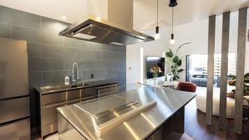 Refrigerador, microondas, parrilla de estufa y utensilios de cocina