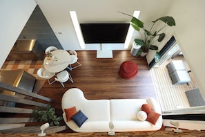 Una sala moderna con sofá, mesa de centro y comedor.