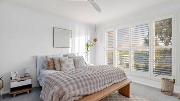 4 bedrooms, desk, WiFi (free), bed sheets