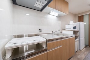 Fridge, microwave, cookware/dishes/utensils - 30 square meters | Twin room accommodates 3 peopl / Kagoshima City Kagoshima (Kagoshima City)