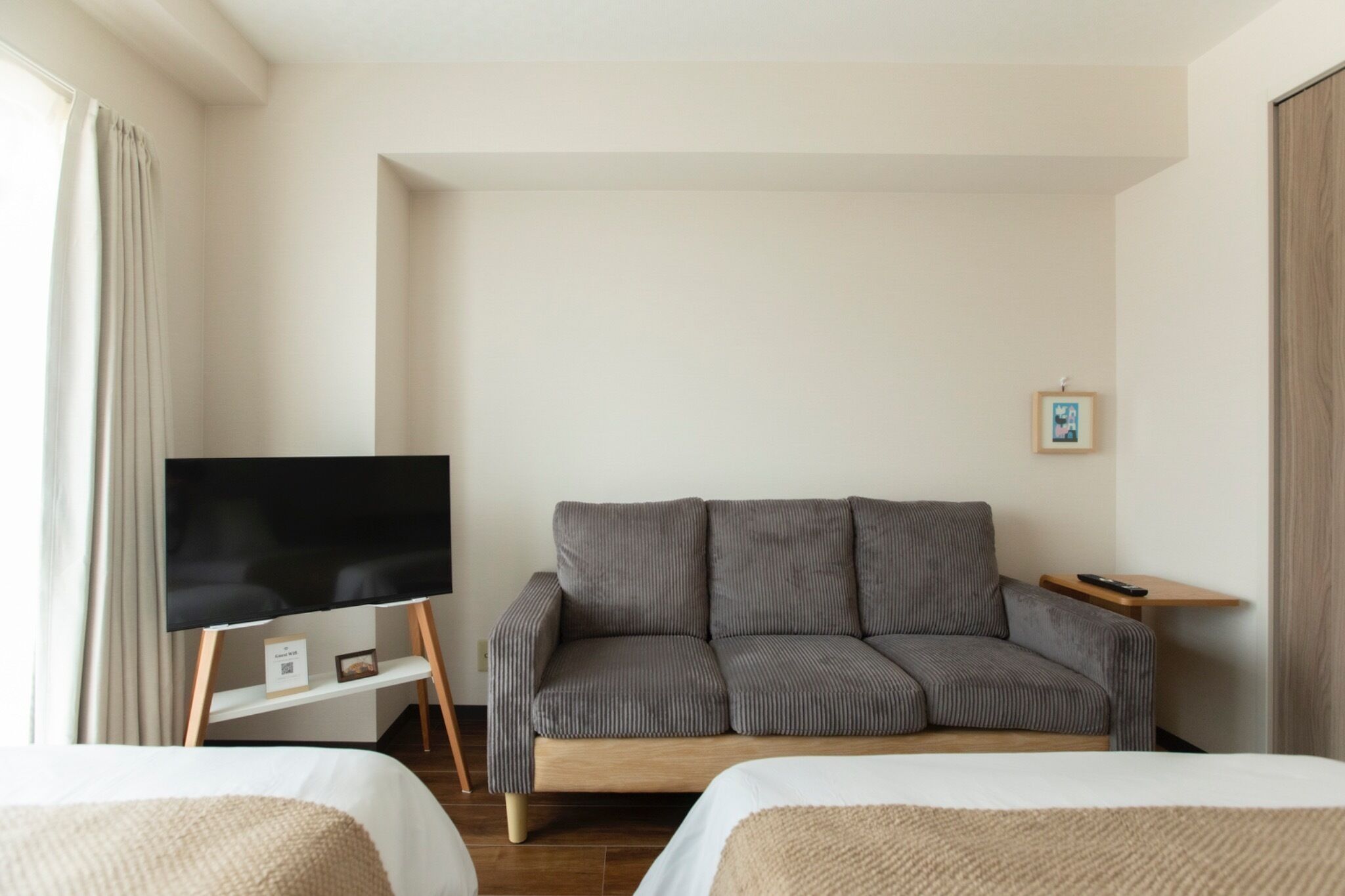 Een bureau, gratis wifi, beddengoed