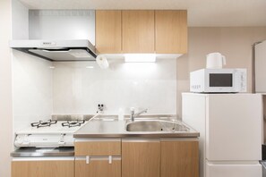 Fridge, microwave, stovetop, cookware/dishes/utensils - 30 square meters | Twin room accommodates 2 peopl / Kagoshima City Kagoshima (Kagoshima City)
