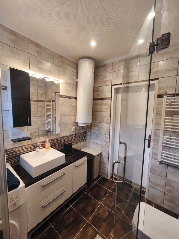 Douche, séchoir à cheveux, serviettes fournies, savon