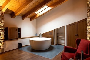Suite, balcón, vista a la montaña | Interior