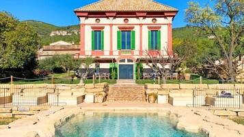 Una piscina al aire libre