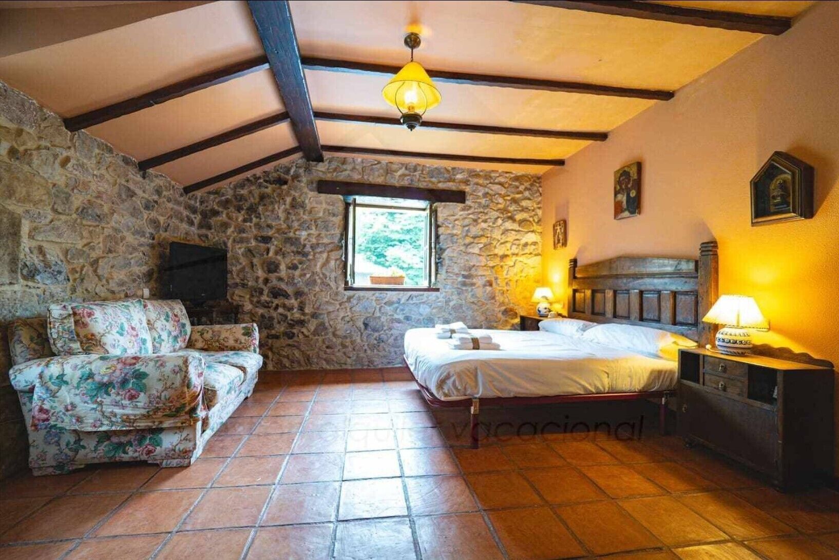 5 quartos, ferros/tábuas de passar roupa, Wi-Fi, roupa de cama