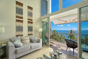 Living area - Beachfront | Private Jacuzzi | Ocean Views | Pool (Juan Dolio)