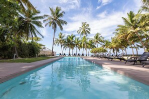 Pool - Beachfront | Private Jacuzzi | Ocean Views | Pool (Juan Dolio)
