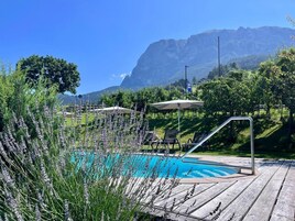 Una piscina al aire libre de temporada