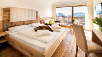 Quarto casal luxo, sacada, vista para a montanha | Cofres nos quartos, quartos à prova de som, Wi-Fi de cortesia