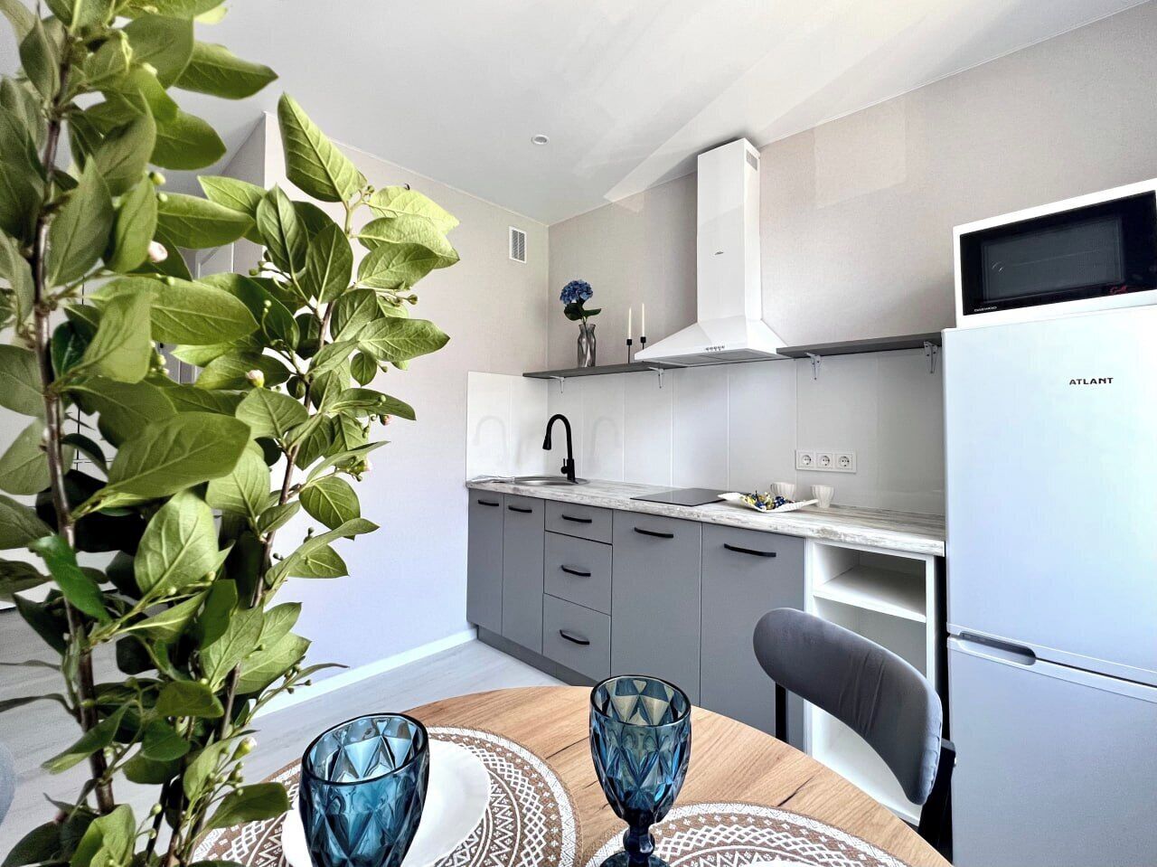 Standaard appartement, 1 slaapkamer | Privékeuken | Een waterkoker, schoonmaakproducten, keukenpapier, een eettafel