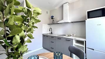 Standaard appartement, 1 slaapkamer | Privékeuken | Een waterkoker, schoonmaakproducten, keukenpapier, een eettafel