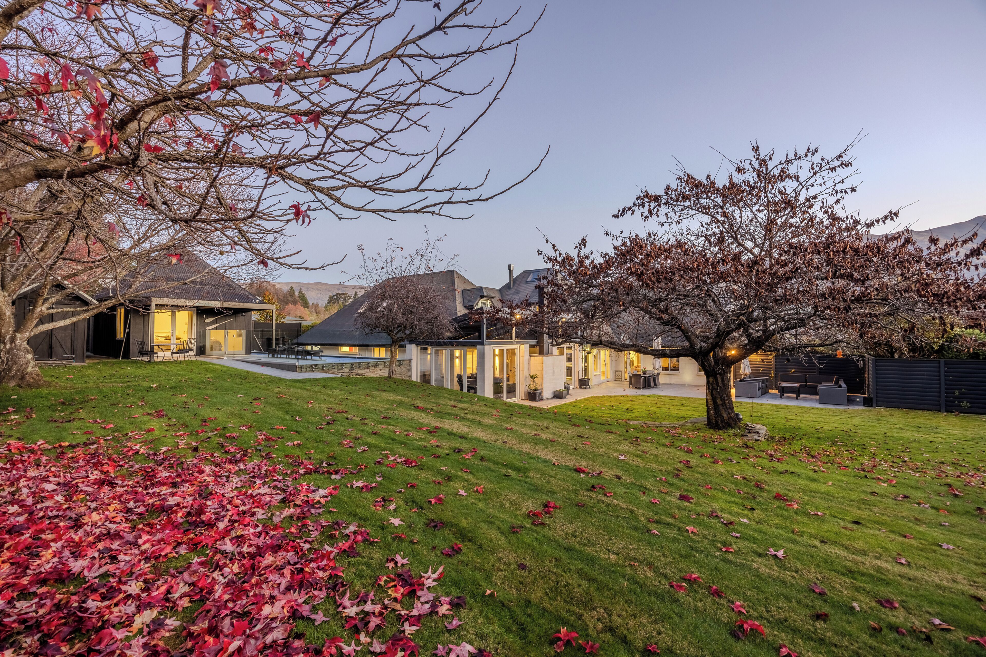 Zona residencial amb cases, gespa i arbres.