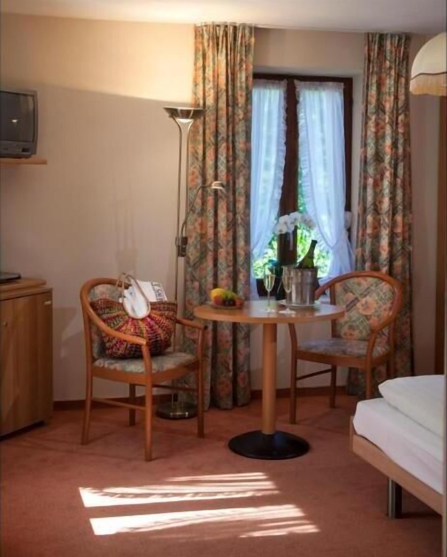 Standard Double Room | Dining