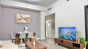 Apartamento standard | Área de estar | Smart TV 42 polegadas com canais via satélite, Netflix