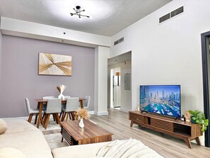 Apartamento standard | Área de estar | Smart TV 42 polegadas com canais via satélite, Netflix